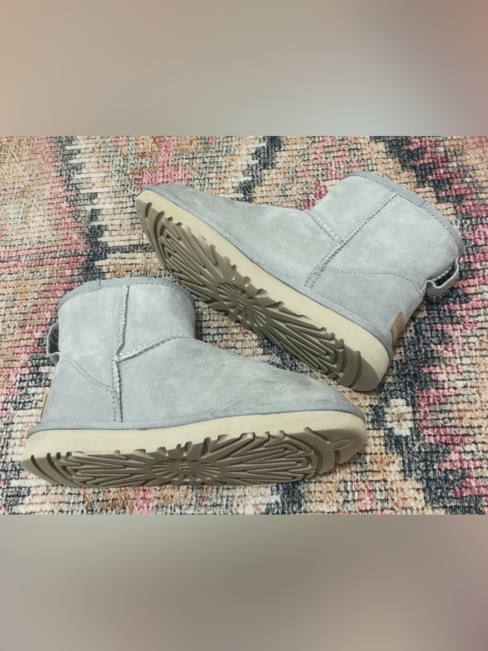 UGG Short Sheepskin Boot in Light Gray size 6
